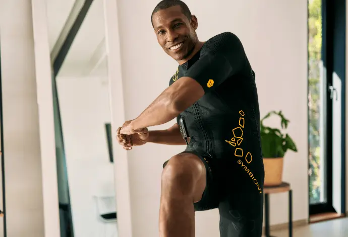 Afvallen met EMS – Vetverbrandingstraining in de studio Een man in een EMS-pak traint in de studio en doet een effectieve en intensieve workout om vet te verbranden en gewichtsverlies te ondersteunen met EMS.